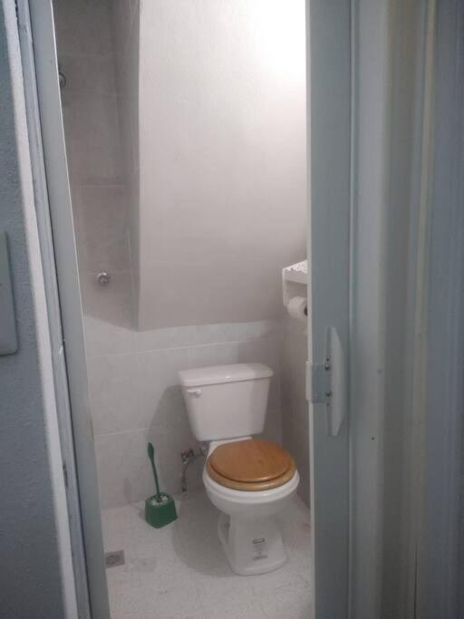Recamara Comodisima Y Pequena Apartment